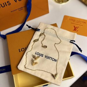 سلسال وحلق لويس فيتون